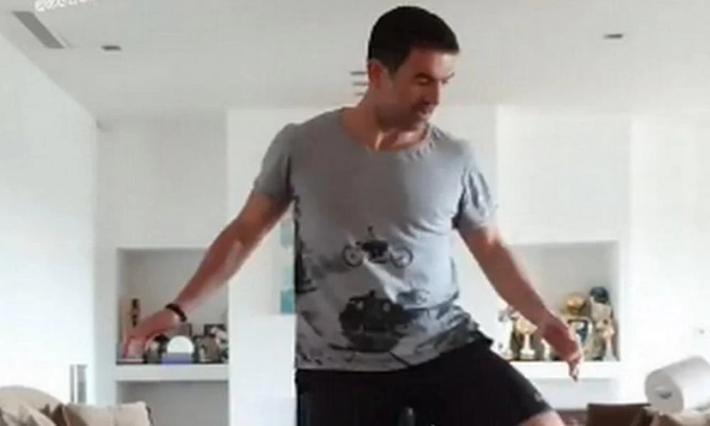 Ο Καραγκούνης έκανε «μαγικά» με το χαρτί υγείας και προκάλεσε… (βίντεο)